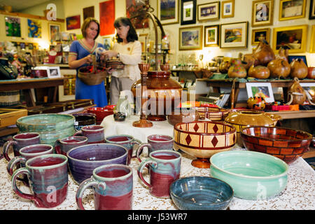 Eureka Springs Arkansas, Ozark Mountains, Eureka Thyme, lokale Künstler, Kunsthandwerk, Keramik, Shopping Shopper Shopper shoppen Geschäfte Marktmärkte Marktpla Stockfoto