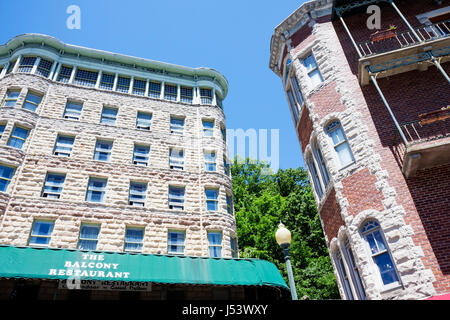 Eureka Springs Arkansas, Ozark Mountains, Spring Street, 1905 Basin Park, Hotel, Flatiron Gebäude, Architektur der Balkon, Restaurant Restaurants Essen din Stockfoto