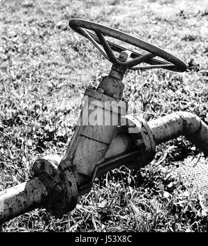 Große Fass mit Rohr Schließung Ventil in einer großen Industrieanlage Stockfoto