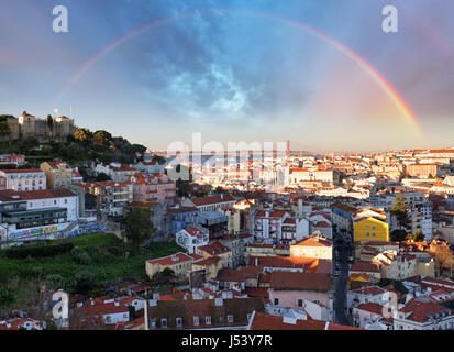 Regenbogen über Lissabon, Portugal-Skyline mit Sao Jorge Castle Stockfoto