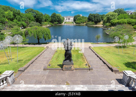 Blick auf Park Wade Lagune und dem Cleveland Museum of Art im Sommer, Cleveland, OH-Landschaft. Stockfoto