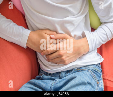 Junge Mann leidet unter Magenschmerzen, Durchfall, Verstopfung, Sodbrennen, Verdauungsstörungen, Übelkeit Stockfoto