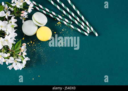 Makronen Kirschblüte und Trinkhalme Stockfoto