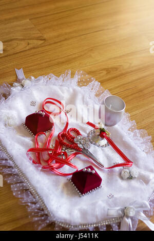 Verlobungsringe in roter Box und Dekoration Tisch auf Laminatboden Stockfoto