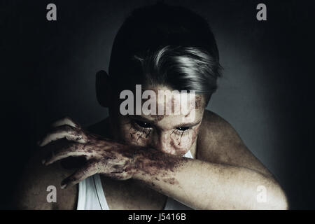 Porträt von böse Blutsauger, die den Mund mit der blutigen Hand abwischen Stockfoto