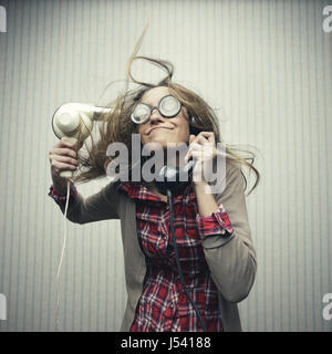 Nerdy Frau mit Haaren Drayer und retro Vintage schwarz Telefon sprechen Stockfoto