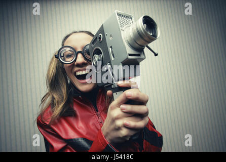 Nerdy Frau mit alten altmodischen Cine Kamera Stockfoto