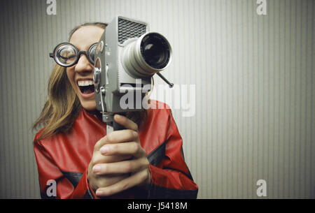 Nerdy Frau mit alten altmodischen Cine Kamera Stockfoto