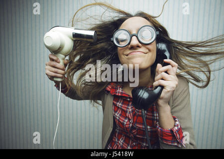 Nerdy Frau mit Haaren Drayer und retro Vintage schwarz Telefon sprechen Stockfoto