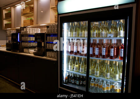 OSLO, Norwegen - 21. Januar 2017: Flughafen Business Klasse Lounge Interieur von SAS, Buffet und Essbereich in der Vielflieger-Lounge für SAS Gold Kunden, Speisen und Getränke Stockfoto