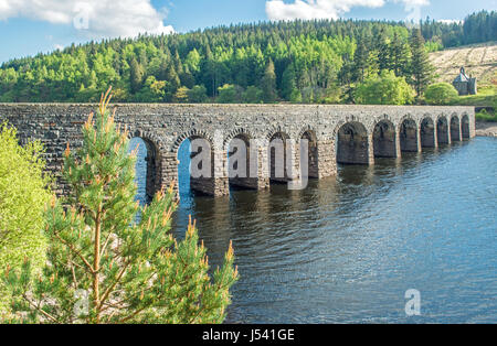 Der Garreg Ddu Damm zwischen Caban Coch und Garreg Ddu Stauseen Elan Tal Stockfoto