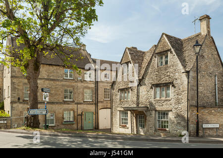 Frühling-Nachmittag in der kleinen Cotswold Stadt Northleach, Gloucestershire, England. Stockfoto
