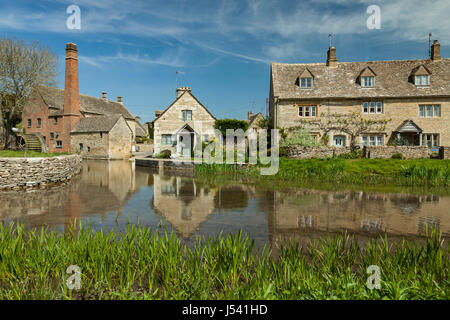 Frühling-Nachmittag in Lower Slaughter, Cotswolds, Gloucestershire, England. Stockfoto