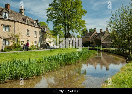 Frühling am Nachmittag in den Cotswolds Dorf von Lower Slaughter, Gloucestershire, England. Stockfoto