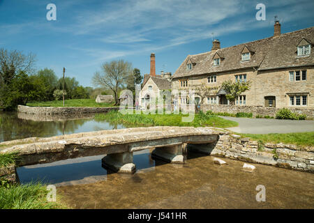 Frühling am Nachmittag in den Cotswolds Dorf von Lower Slaughter, Gloucestershire, England. Stockfoto
