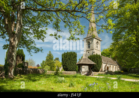 Frühling am Nachmittag an Str. Marys Kirche in Cotswolds Dorf von Lower Slaughter, Gloucestershire, England. Stockfoto