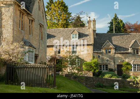 Frühling am Nachmittag in den Cotswolds Dorf von Bourton-on-the-Hill, Gloucestershire, England. Stockfoto