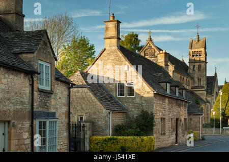 Frühling am Abend in Chipping Campden, eine kleine Marktstadt in den Cotswolds, Gloucestershire, England. Stockfoto