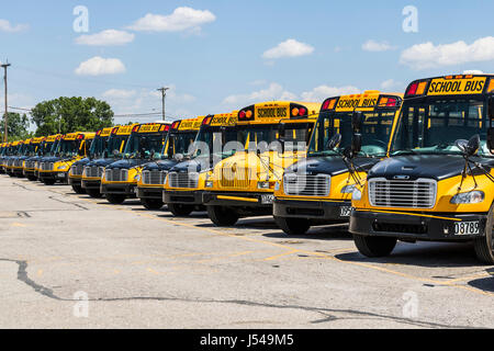 Cincinnati - ca. Mai 2017: Gelben Schulbusse in einem Bezirk viel Wartezeit für Studenten V abfahren Stockfoto