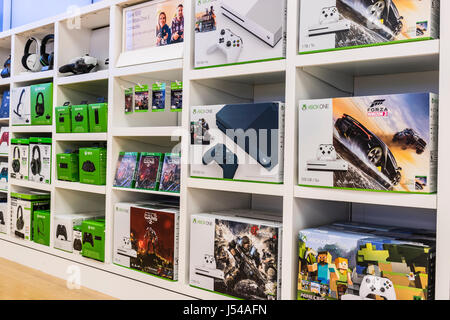 Cincinnati - ca. Mai 2017: XBOX One-Konsolen und Zubehör an ein Microsoft Retail Technology Store VI Stockfoto