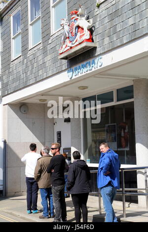 Padstow, Cornwall, UK 6. April 2017: Bankkunden in die Warteschlange für die ATM-außen Barclays Bank Kasse Stockfoto