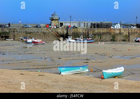 St. Ives, Cornwall, UK 3. April 2017: verschiedene Boote im Hafen von St. Ives bei Ebbe Stockfoto