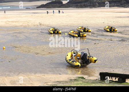 St. Ives, Cornwall, UK 3. April 2017: Schlauchboote, die Zugehörigkeit zu St Ives Self Drive Boat Verleih im Hafen bei Ebbe Stockfoto