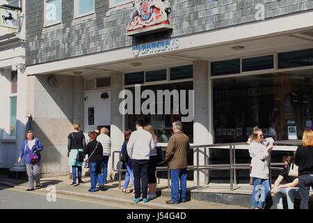 Padstow, Cornwall, UK 6. April 2017: Bankkunden in die Warteschlange für die ATM-außen Barclays Bank Kasse Stockfoto