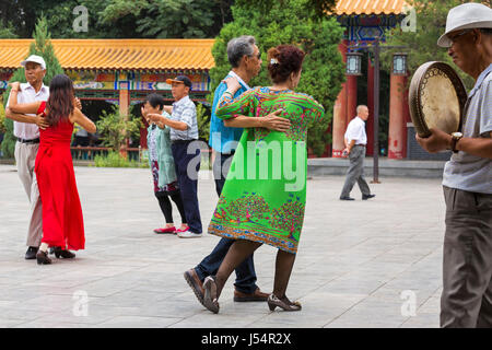 Tänzerinnen und Tänzer in Zhongshan Park, Yinchuan, Ningxia, China Stockfoto