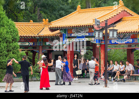 Tänzerinnen und Tänzer in Zhongshan Park, Yinchuan, Ningxia, China Stockfoto