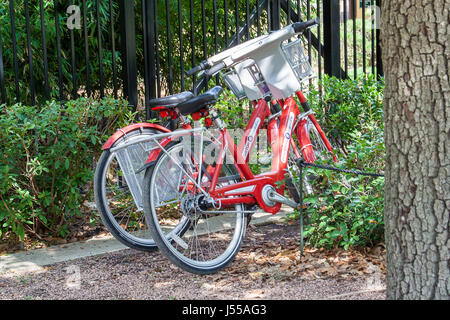 Mai 2017, Houston, Texas: Houston B-Cycle Fahrräder geparkt in Hermann Park Stockfoto