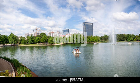 Mai 2017, Houston, Texas: Ein Panoramablick von Hermann Park McGovern See mit Menschen auf Tretboote und Texas Medical Center in der Zeitmessung Stockfoto