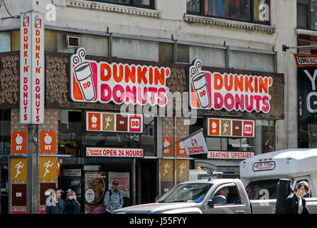 New York, 8. Mai 2017: Äußere Anzeichen auf einen der Standorte Dunkin Donuts in Manhattan. Stockfoto