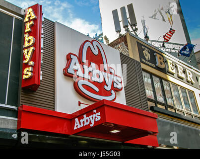 New York, 8. Mai 2017: Schild über ein Arby's Restaurant in Manhattan. Stockfoto