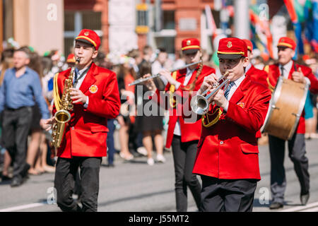 Gomel homelische Belarus, Feiertag des Sieges, 9 Mai. Die Musiker der Stadt Brass Band spielt die Trompeten auf Parade marschieren Prozession auf festliche Stre Stockfoto