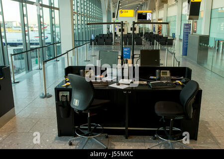 Leere Abflughalle am Flughafen London Heathrow. Checkpoint für Flugzeug. Stockfoto