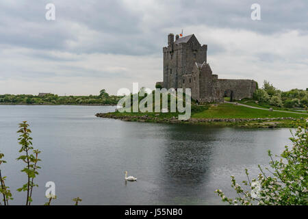 Wohnturm aus dem 16. Jahrhundert - Dunguaire Castle von Galway Bay im County Galway, Irland, in der Nähe von Kinvara Stockfoto