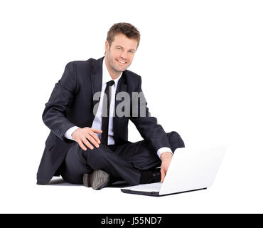 Gut aussehender Geschäftsmann mit Laptop auf weißem Hintergrund Stockfoto