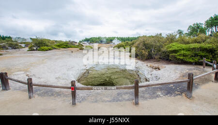 Des Teufels Haus in Wai-O-Tapu Thermal Wonderland liegt in Rotorua, Neuseeland. Stockfoto