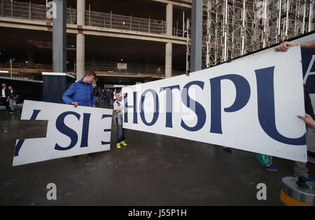 Tottenham Hotspur-Fans verlassen mit Souvenirs aus White Hart Lane in Nord-London, nachdem das Team Finale am Boden gespielt, bevor das Stadion saniert ist. Stockfoto