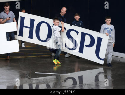 Tottenham Hotspur-Fans verlassen mit Souvenirs aus White Hart Lane in Nord-London, nachdem das Team Finale am Boden gespielt, bevor das Stadion saniert ist. Stockfoto