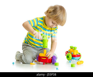 Niedlichen Kind spielt mit pädagogischen isoliert auf weißem Hintergrund. Stockfoto