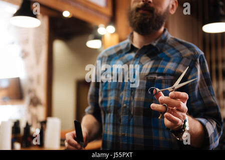 Nahaufnahme von Friseurscheren in Verwendung Stockfoto