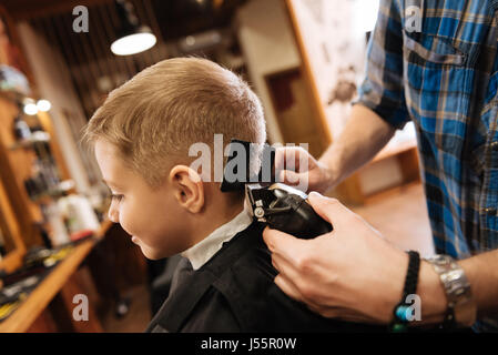 Angenehme professionelle Friseur Haareschneiden-Automaten Stockfoto