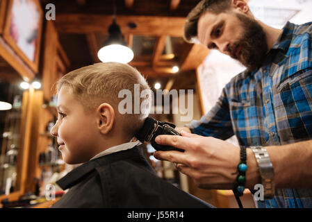 Schöne bärtigen Friseur den Haarschnitt zu tun Stockfoto