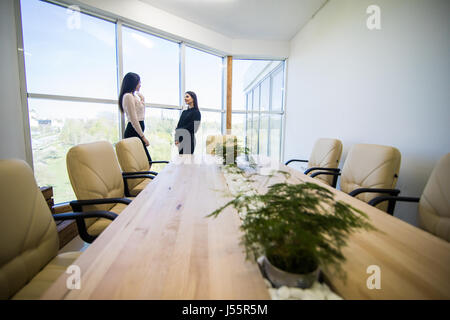 Zwei Geschäftsfrauen mit informellen Treffen im modernen Büro Stockfoto