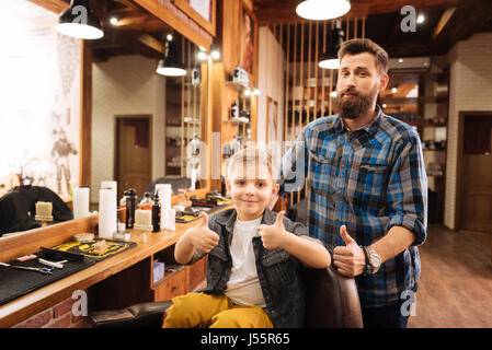 Fröhlicher begeistert junge OK Anzeichen Stockfoto