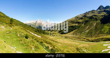 SplugenPass, Schweiz: ho Bild der Straße auf der Nordseite des Passes Stockfoto