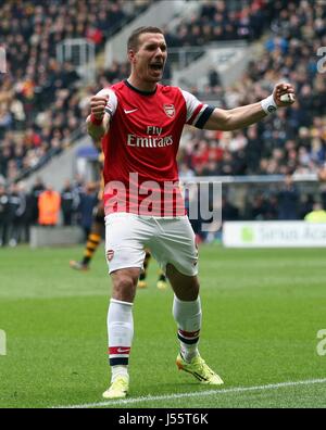 LUKAS PODOLSKI feiert MAKI HULL CITY V ARSENAL KC STADIUM HULL ENGLAND 20. April 2014 Stockfoto