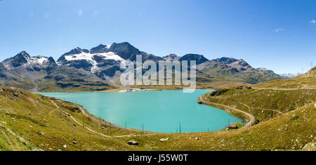 Berninapass, Schweiz - 24. August 2016: Gletscher der Alpen Umstände und schwarzen und weißen Seen. Stockfoto